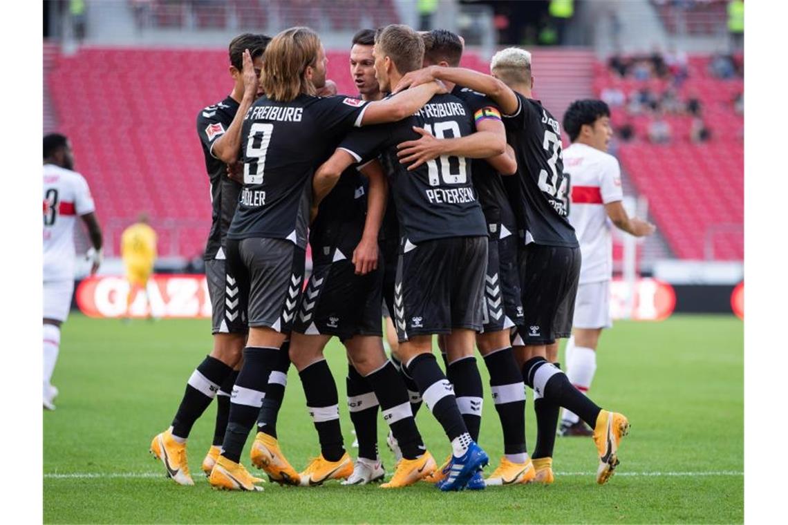 Fans feiern Bundesliga-Rückkehr - BVB gewinnt Topspiel Die Spieler des SC Freiburg feiern einen Treffer gegen den VfB Stuttgart. Foto: Tom Weller/dpa