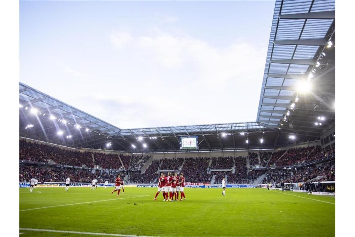 Die Spieler des SC Freiburg jubeln nach dem Tor zum 1:0 von Freiburgs Grifo im neuen Stadion. Foto: Tom Weller/dpa