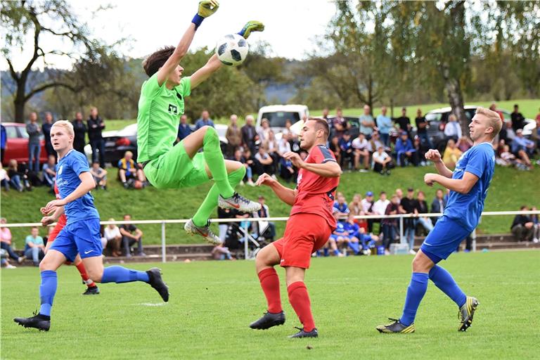 Die Spieler des SV Unterweissach (blaue Trikots) und des SV Allmersbach sind noch Bezirkspokal vertreten. Foto: T. Sellmaier