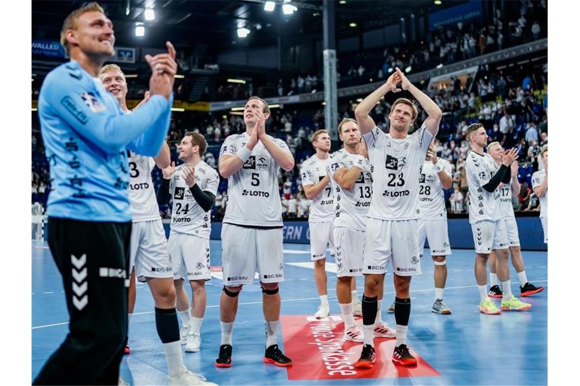 Die Spieler des THW Kiel feiern den Sieg gegen HBW Balingen-Weilstetten. Foto: Axel Heimken/dpa