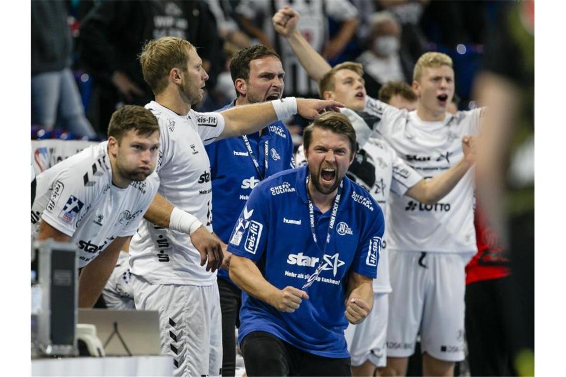 Die Spieler des THW Kiel feiern den Sieg über Hannover-Burgdorf. Foto: Frank Molter/dpa