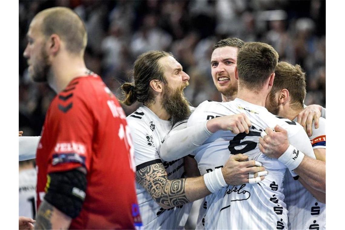 Kieler Handballer holen Gruppensieg Die Spieler des THW Kiel feiern den Sieg über Telekom Veszprem. Foto: Axel Heimken/dpa