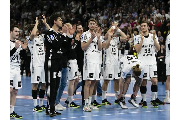 Die Spieler des THW Kiel feiern nach dem knappen 20:18 gegen Flensburg. Foto: Frank Molter
