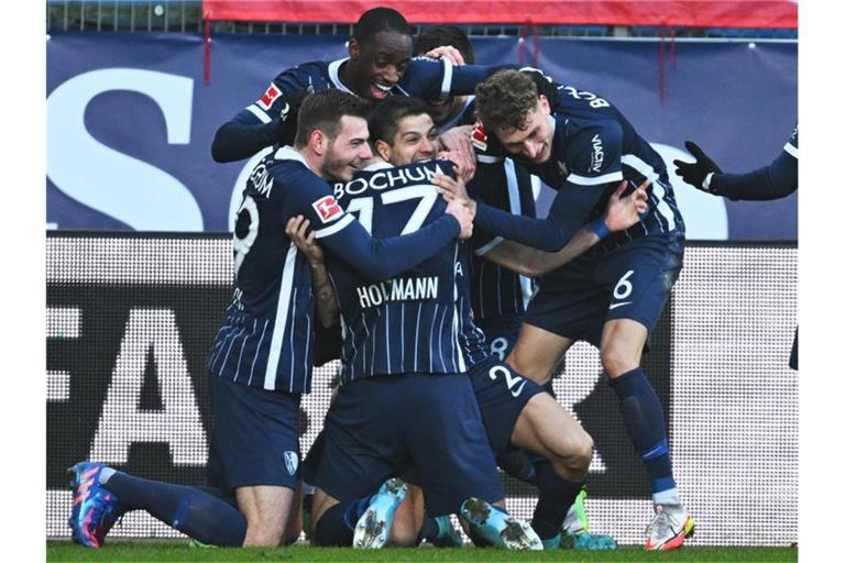 Die Spieler des VfL Bochum feiern den Coup gegen den FC Bayern München. Foto: Bernd Thissen/dpa