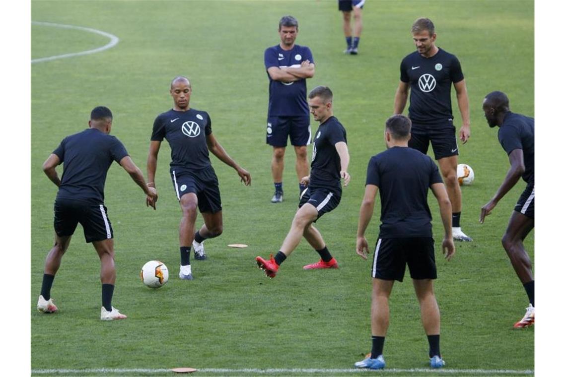 Wolfsburg macht den Anfang: Europa-League-Comeback Die Spieler des VfL Wolfsburg beim Training in Kiew. Foto: Efrem Lukatsky/AP/dpa