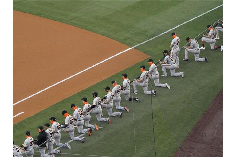 Die Spieler San Francisco Giants knien während einer Schweigeminute vor dem MLB-Eröffnungsspiel. Foto: Mark J. Terrill/AP/dpa