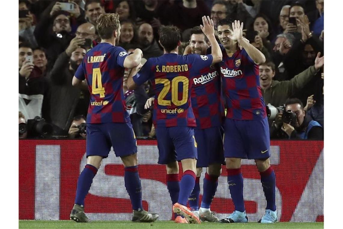 Die Spieler vom FC Barcelona feiern das 2:0 gegen den BVB. Foto: Emilio Morenatti/AP/dpa