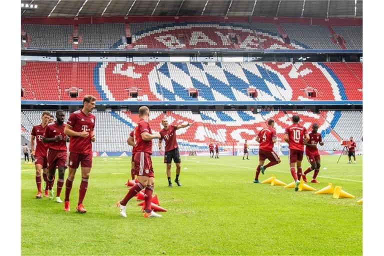 Die Spieler vom FC Bayern München wärmen sich im Stadion auf. Foto: Matthias Balk/dpa