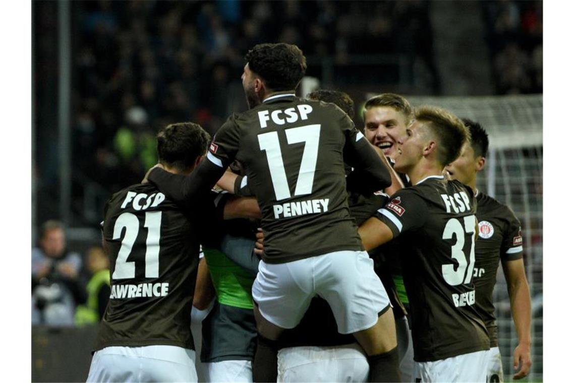 Die Spieler vom FC St. Pauli bejubeln das Tor zum 2:0 im Spiel gegen den Hamburger SV. Foto: Daniel Bockwoldt