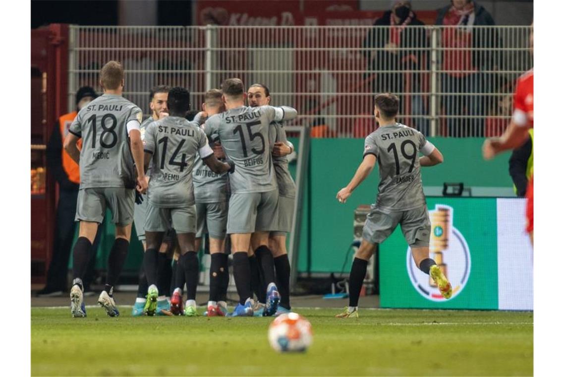 Pokalschreck FC St. Pauli rutscht aus: Union im Halbfinale Die Spieler vom FC St. Pauli feiern die 1:0-Führung gegen Union Berlin. Foto: Andreas Gora/dpa