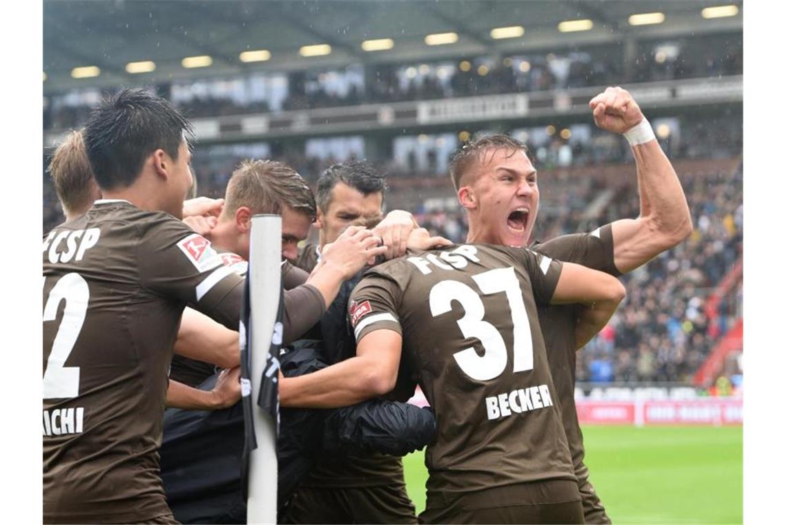 Die Spieler vom FC St. Pauli jubeln nach Finn Ole Beckers (2.v.r) Treffer zum 1:0 gegen den SV Sandhausen. Foto: Daniel Bockwoldt