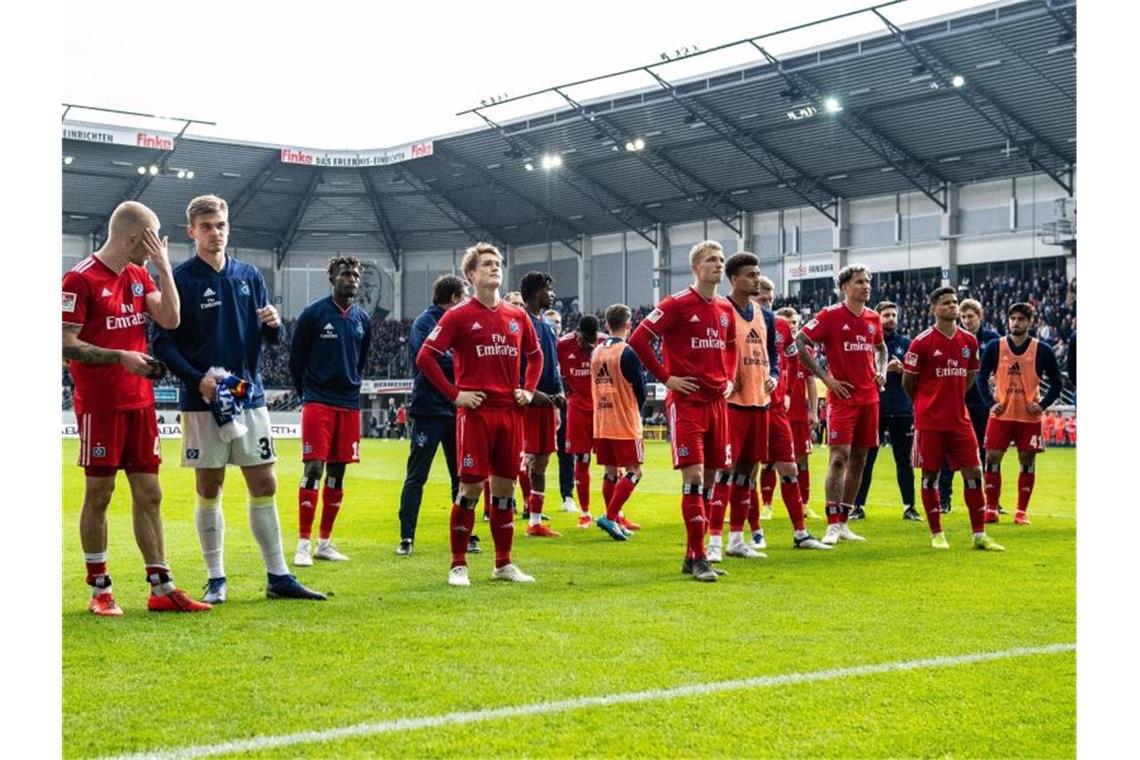 Mission Aufstieg gescheitert: Umbruch nach HSV-Fiasko Die Spieler vom Hamburger SV stehen nach dem Spiel enttäuscht und geknickt auf dem Platz. Foto: Guido Kirchner