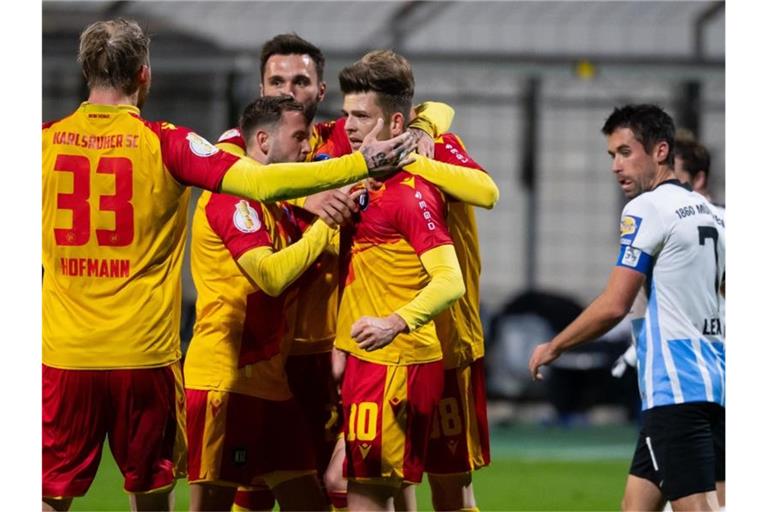 Die Spieler vom Karlsruher SC feiern Elfmeter-Torschütze Marvin Wanitzek. Foto: Sven Hoppe/dpa