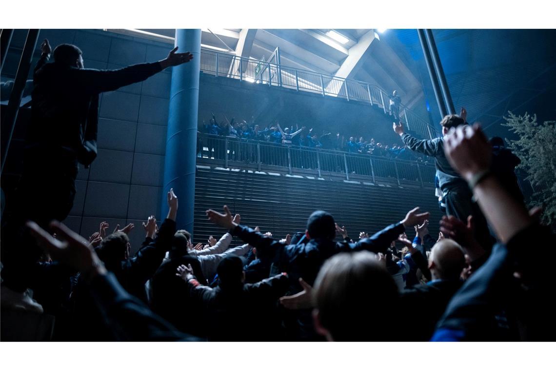 Bilder des Tages Die Spieler vom MSV Duisburg stehen auf einem Balkon der Schauinsland-Reisen-Arena in Duisburg und feiern den Aufstieg mit den Fans.