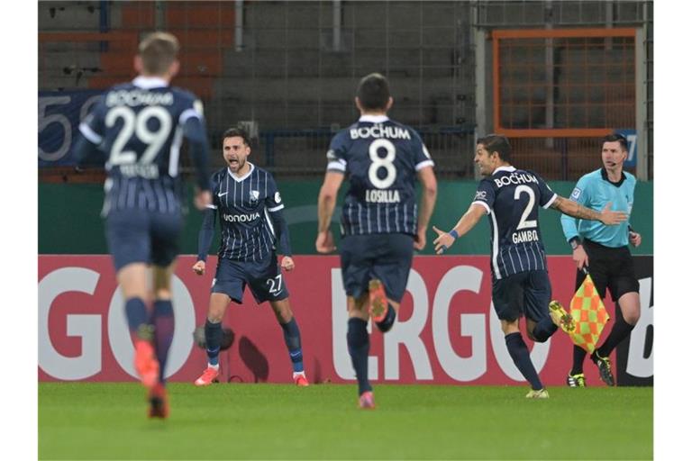 Die Spieler vom VfL Bochum feiern das Tor zum 2:1 gegen den FSV Mainz 05. Foto: David Inderlied/dpa