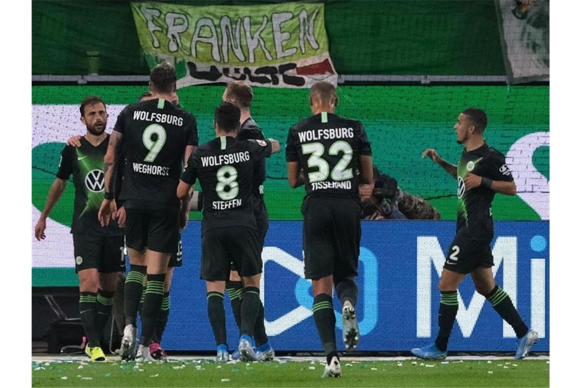 Die Spieler vom VfL Wolfsburgs feiern den Treffer von Admir Mehmedi (l) zum 1:1 gegen 1899 Hoffenheim. Foto: Peter Steffen