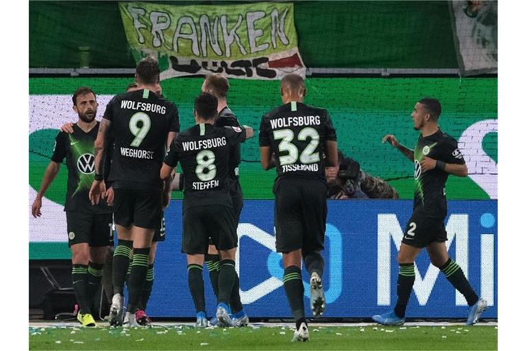 Die Spieler vom VfL Wolfsburgs feiern den Treffer von Admir Mehmedi (l) zum 1:1 gegen 1899 Hoffenheim. Foto: Peter Steffen