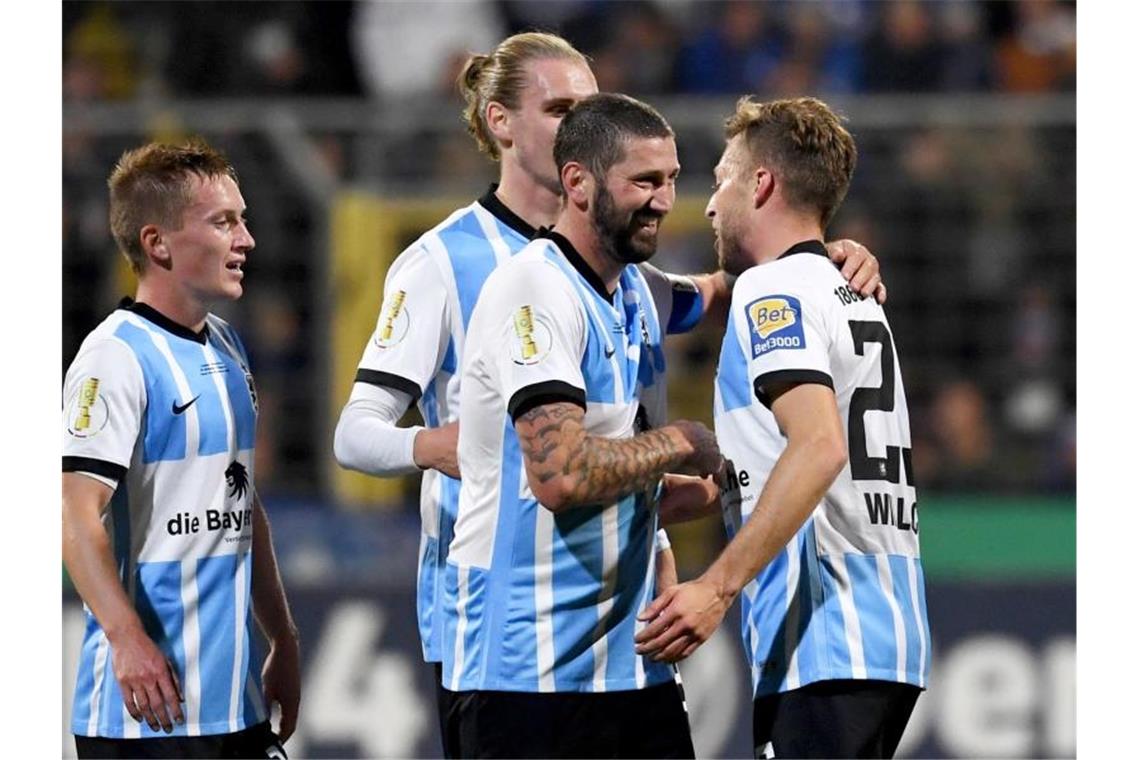 Das war der DFB-Dienstag, das kommt am Mittwoch Die Spieler von 1860 München feiern ihren Sieg gegen den FC Schalke 04. Foto: Angelika Warmuth/dpa