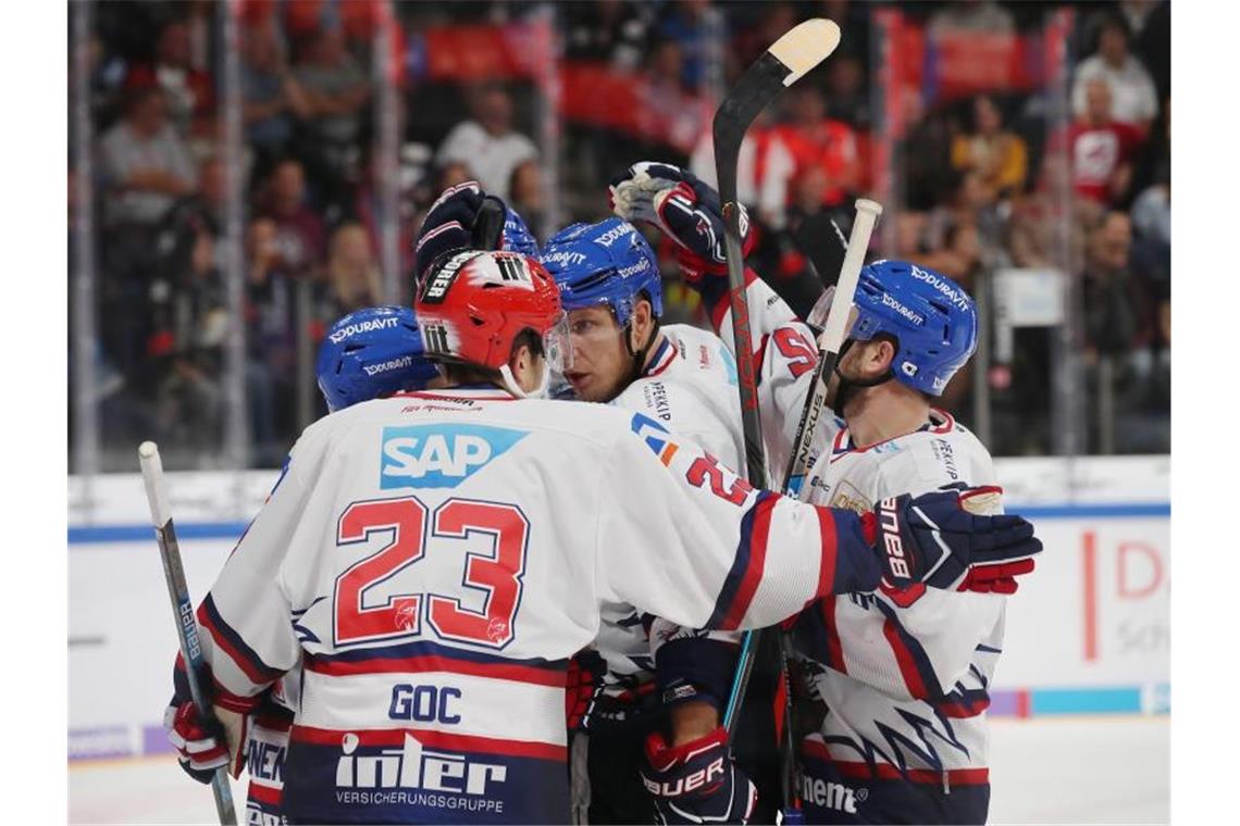 40 Tore und Siege der Topfavoriten zum Saison-Auftakt Die Spieler von Adler Mannheim feiern einen Treffer beim Spiel gegen die Ice Tigers. Foto: Daniel Karmann