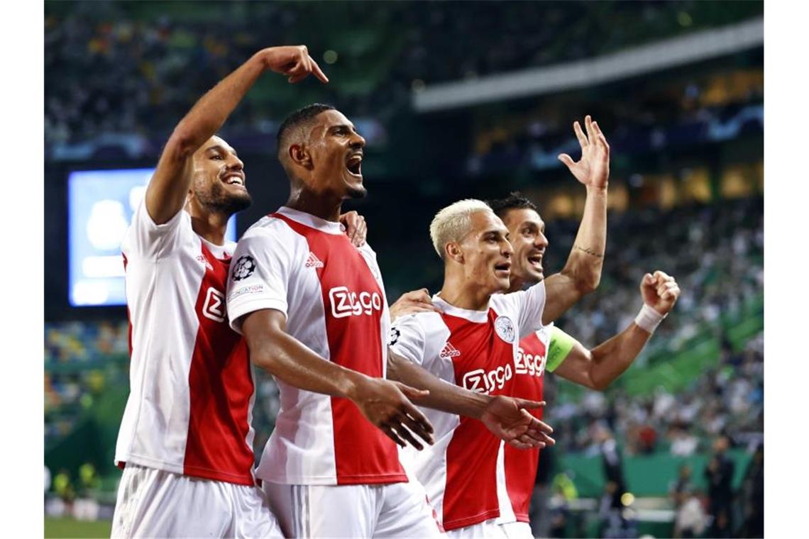 Die Spieler von Ajax Amsterdam feiern das 5:1 gegen Sporting und den vierfachen Torschützen Sebastien Haller (2.v.l.). Foto: Maurice Van Steen/ANP/dpa
