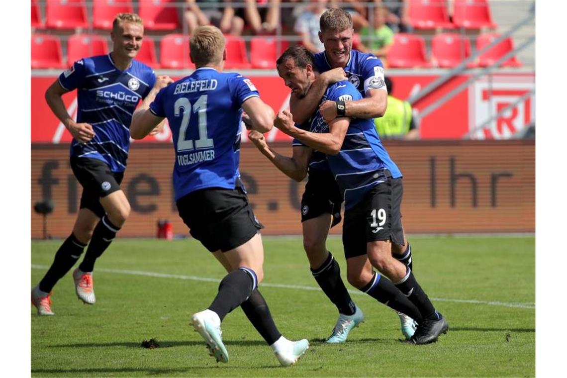 Die Spieler von Arminia Bielefeld freuen sich nach dem Sieg in Regenburg über die Tabellenführung. Foto: Daniel Karmann