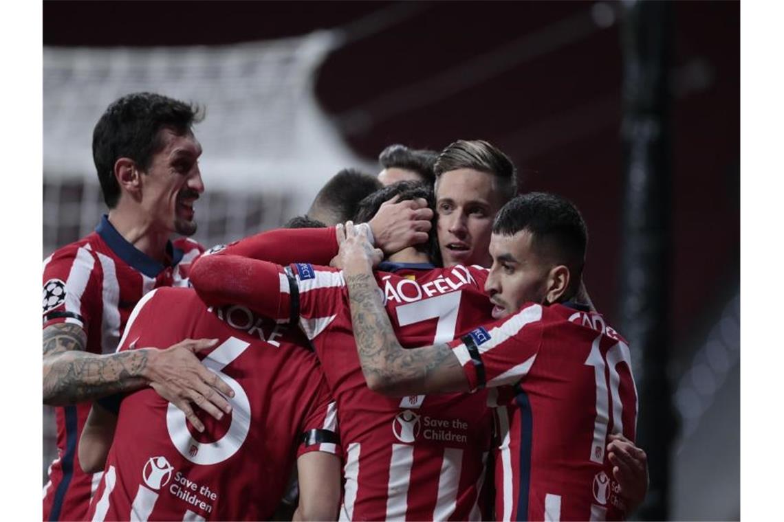 Die Spieler von Atlético Madrid feiern die 1:0-Führung gegen den FC Bayern München. Foto: Bernat Armangue/AP/dpa