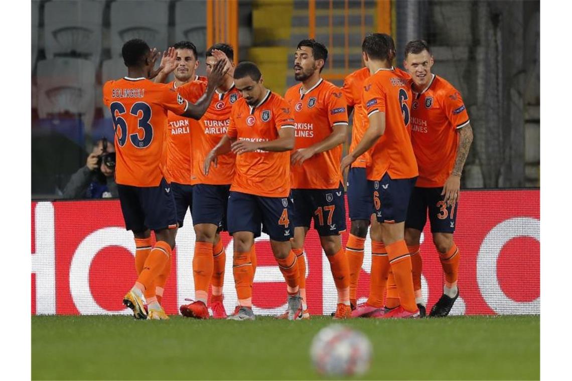 Die Spieler von Basaksehir Istanbul feiern die Führung im Spiel gegen Manchester United. Foto: Uncredited/AP/dpa
