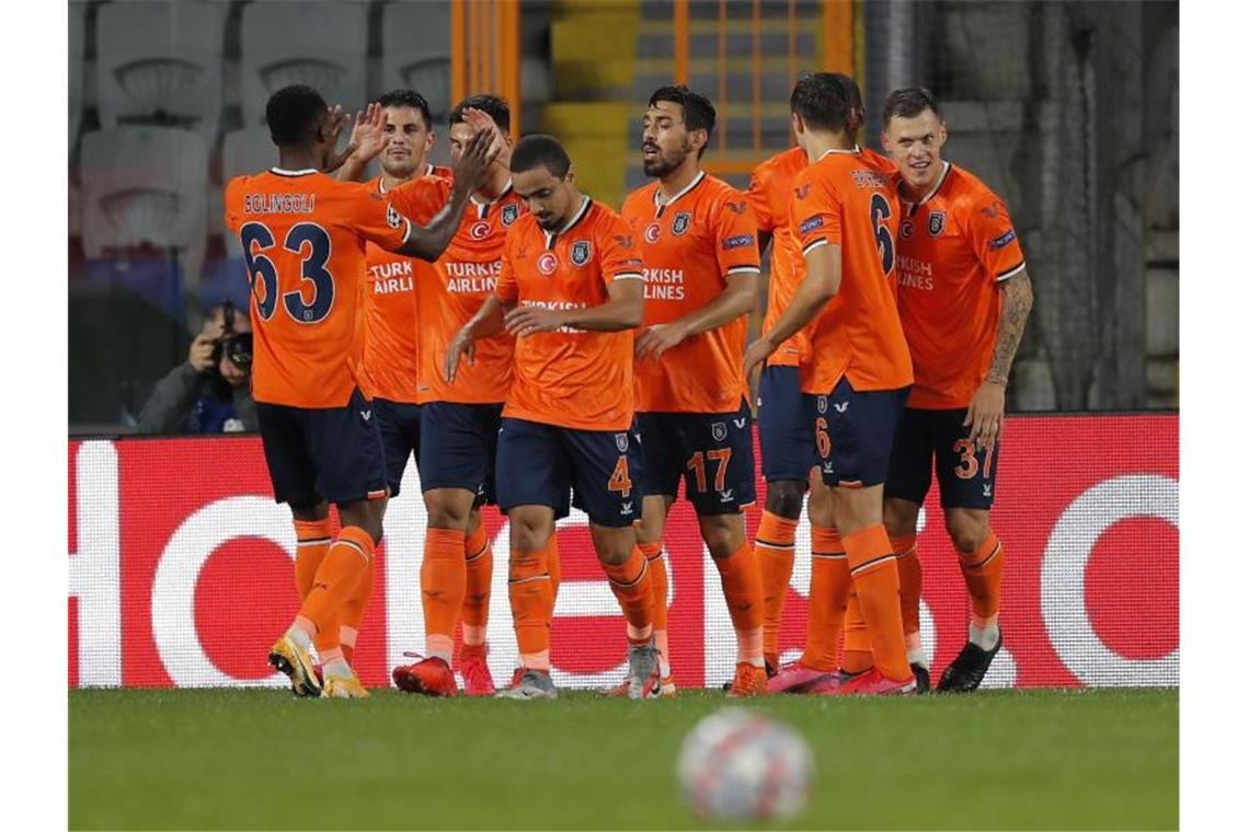 Zwei Werner-Tore bei Chelsea-Sieg - Basaksehir mit Premiere Die Spieler von Basaksehir Istanbul feiern die Führung im Spiel gegen Manchester United. Foto: Uncredited/AP/dpa