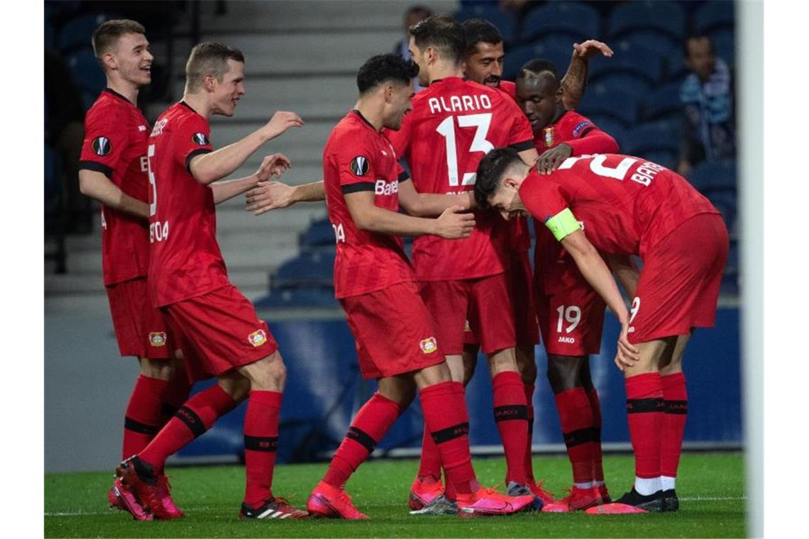 Die Spieler von Bayer Leverkusen feiern das 3:0 beim FC Porto. Foto: Federico Gambarini/dpa