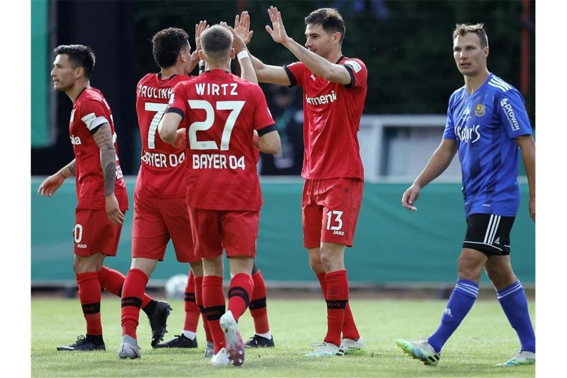 Die Spieler von Bayer Leverkusen feiern das Tor zum 2:0 gegen den FC Saarbrücken. Foto: Ronald Wittek/epa Pool /dpa