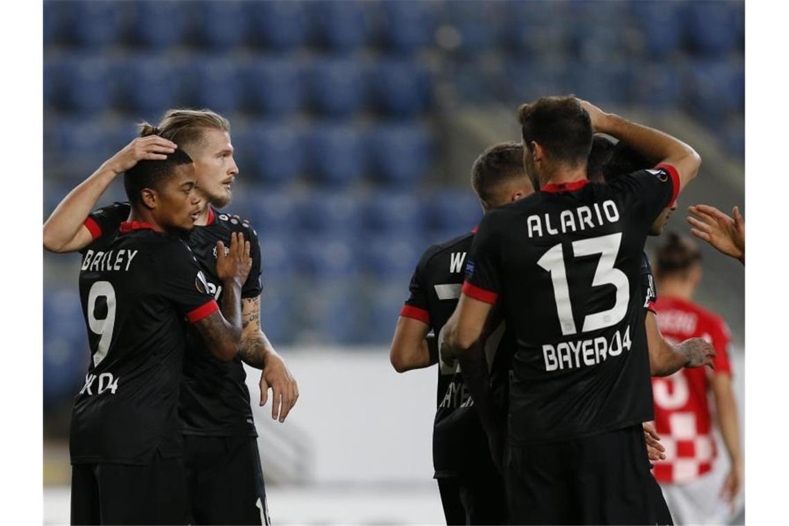 Die Spieler von Bayer Leverkusen feiern einen Treffer gegen das Team von Hapoel Be'er Sheva. Foto: Ariel Schalit/AP/dpa
