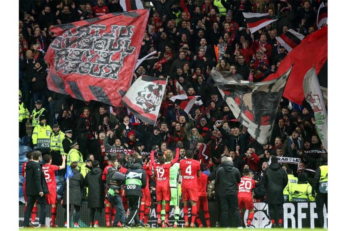 Die Spieler von Bayer Leverkusen feiern in Glasgow mit ihren Fans. Foto: Andrew Milligan/PA Wire/dpa