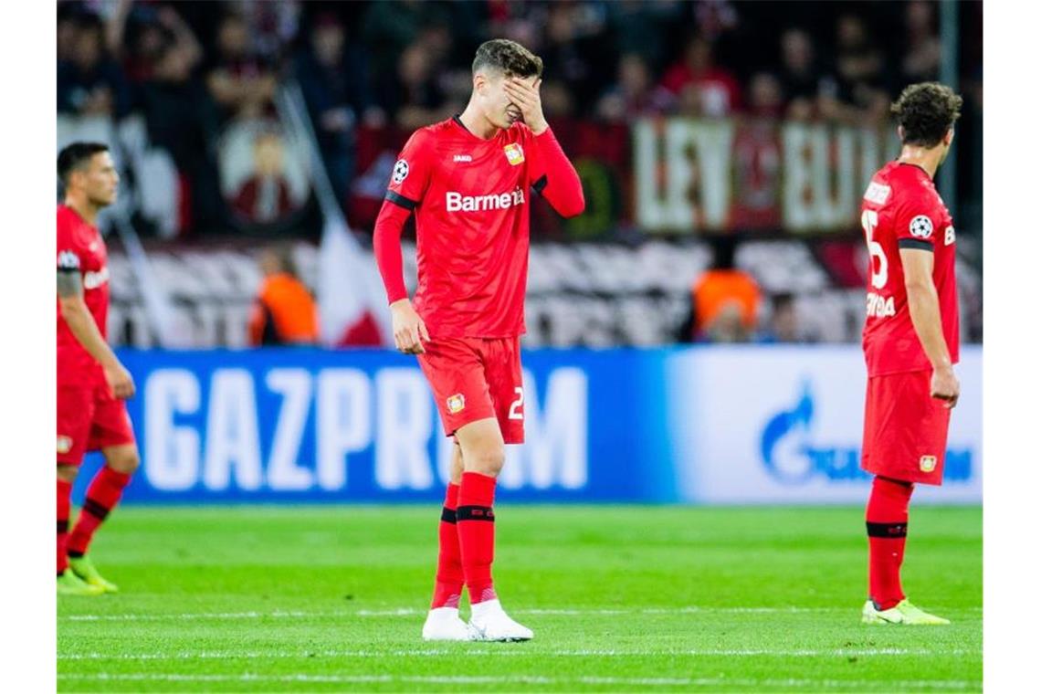 Die Spieler von Bayer Leverkusen hadern mit der Niederlage gegen Lokomotive Moskau. Foto: Rolf Vennenbernd