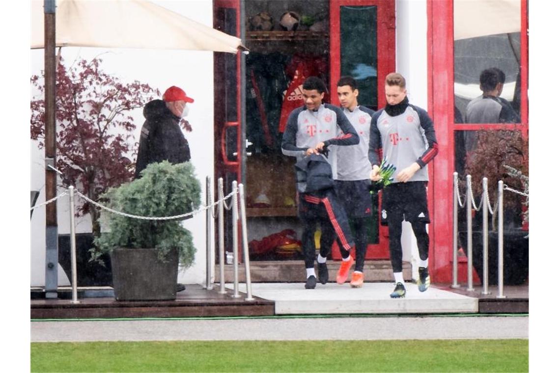 Die Spieler von Bayern München begeben sich zum Abschlusstraining. Foto: Matthias Balk/dpa