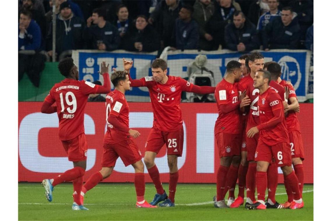 Die Spieler von Bayern München feiern den Treffer zum 1:0 gegen Schalke durch Joshua Kimmich. Foto: Bernd Thissen/dpa