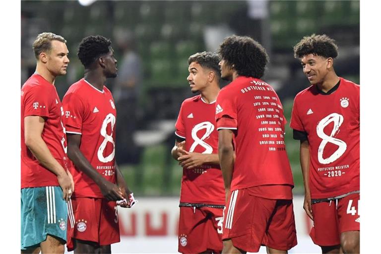 Die Spieler von Bayern München feiern die deutsche Meisterschaft. Foto: Martin Meissner/AP-Pool/dpa