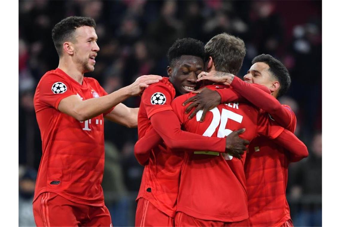 Bayern machen Königsklassen-Rekord perfekt Die Spieler von Bayern München feiern einen Treffer gegen Tottenham Hotspur. Foto: Peter Kneffel/dpa
