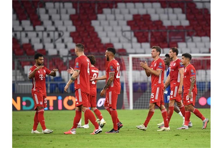 Die Spieler von Bayern München feiern nach Spielende den Sieg. Foto: Sven Hoppe/dpa
