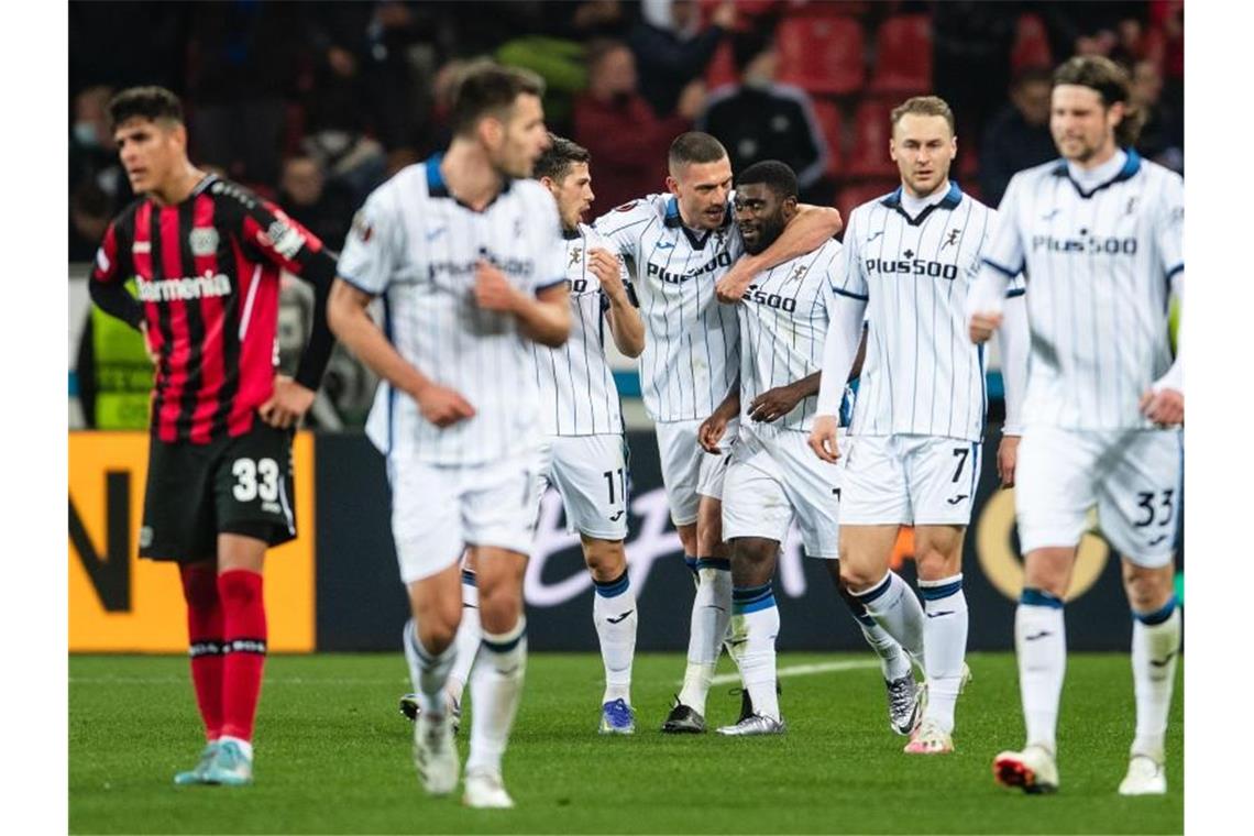 Torlos ohne Wirtz: Leverkusen im Achtelfinale ausgeschieden Die Spieler von Bergamo um Torschütze Jeremie Boga (3.v.r.) jubeln nach dem Treffer zum 1:0 bei Bayer Leverkusen. Foto: Marius Becker/dpa