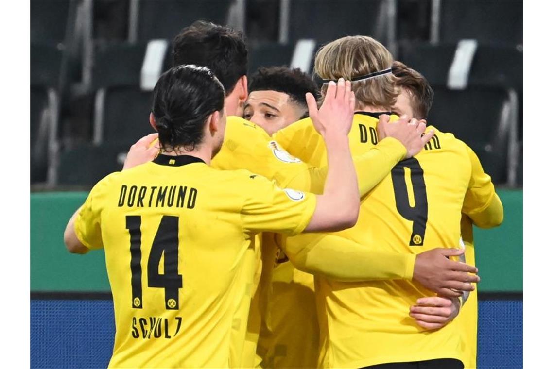 Die Spieler von Borussia Dortmund feiern das Tor von Jadon Sancho (M) gegen Gladbach. Foto: Federico Gambarini/dpa-Pool/dpa