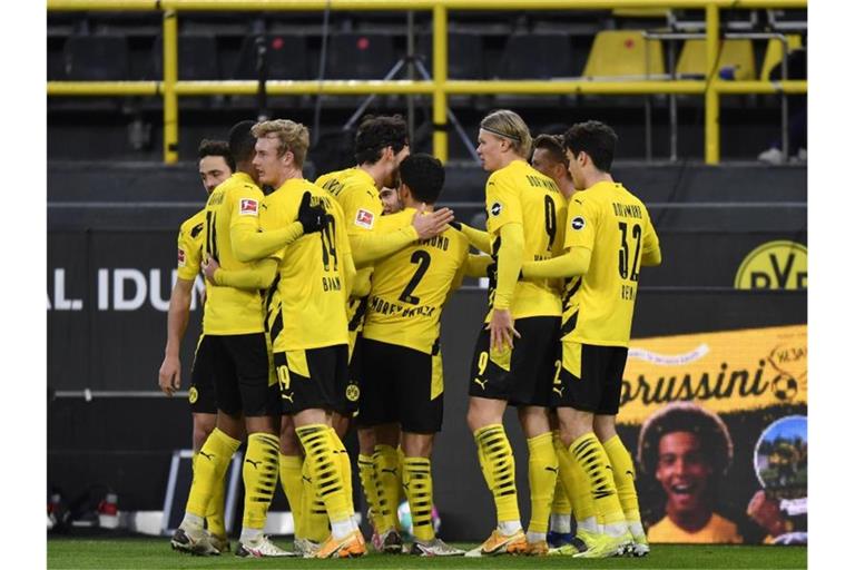 Die Spieler von Borussia Dortmund feiern das Tor zum 2:1 gegen den FC Augsburg. Foto: Martin Meissner/Pool AP/dpa