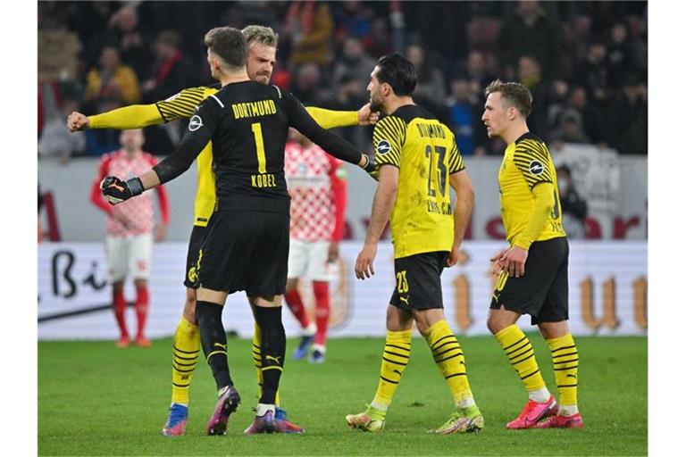 Die Spieler von Borussia Dortmund feiern den Rumpelsieg beim FSV Mainz 05. Foto: Torsten Silz/dpa
