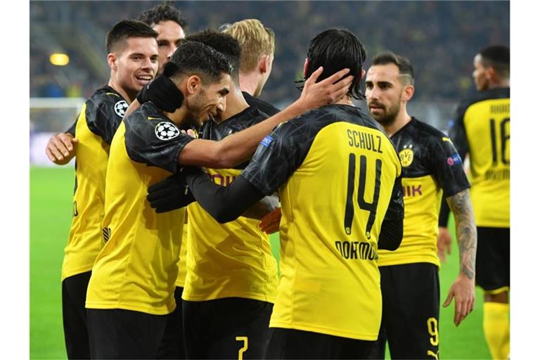 Die Spieler von Borussia Dortmund feiern. Der BVB konnte den Rückstand gegen Inter Mailand drehen. Foto: Bernd Thissen/dpa