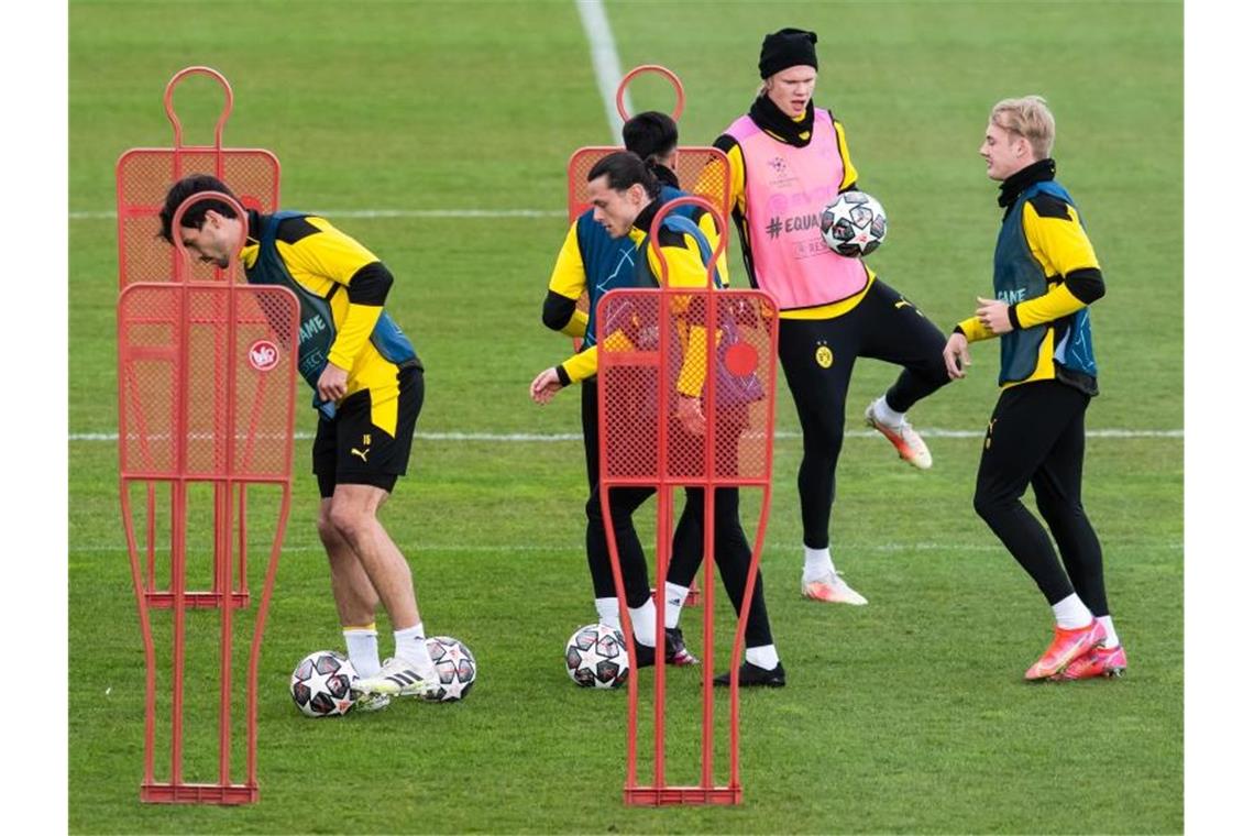 Die Spieler von Borussia Dortmund machen sich auf dem Trainingsgelände des BVB warm. Foto: Bernd Thissen/dpa