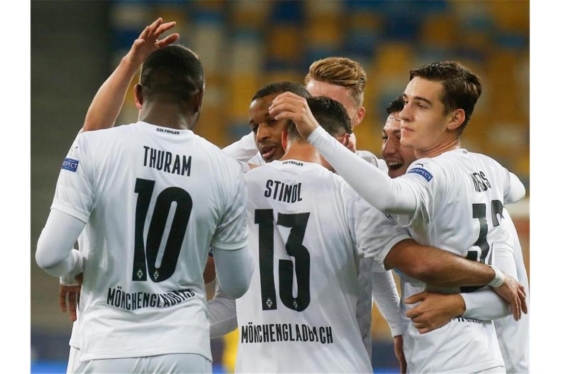 Die Spieler von Borussia Mönchengladbach feiern den Treffer von Alassane Plea (2.v.l) zum 3:0 gegen Schachtjor. Foto: Efrem Lukatsky/AP/dpa