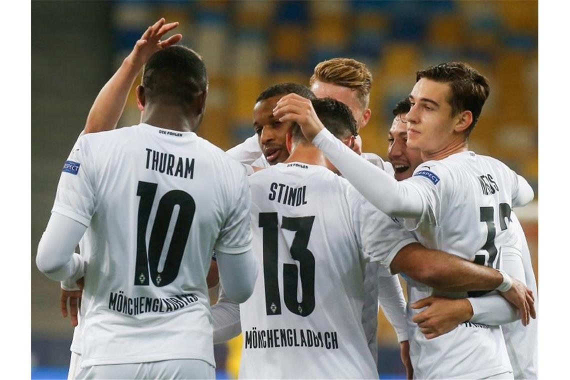 Gladbacher Tor-Festival gegen Donezk - „Reife Leistung“ Die Spieler von Borussia Mönchengladbach feiern den Treffer von Alassane Plea (2.v.l) zum 3:0 gegen Schachtjor. Foto: Efrem Lukatsky/AP/dpa
