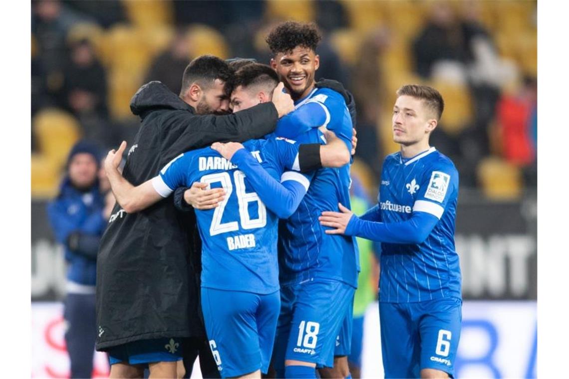 Darmstadt und St. Pauli legen im Aufstiegsrennen vor Die Spieler von Darmstadt jubeln nach dem Spiel über den Last-Minute-Sieg. Foto: Sebastian Kahnert/dpa-Zentralbild/dpa