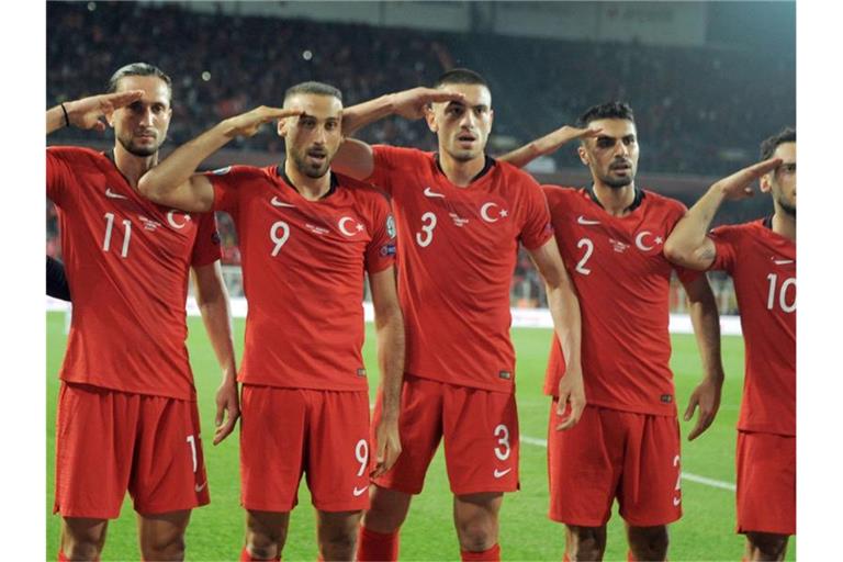 Die Spieler von der Türkei mit (l-r) Yusuf Yazici , Cenk Tosun, Merih Demiral, Mehmet Zeki Celik und Hakan Calhanoglu gestikulieren. Foto: Uncredited/AP/dpa/Archivbild
