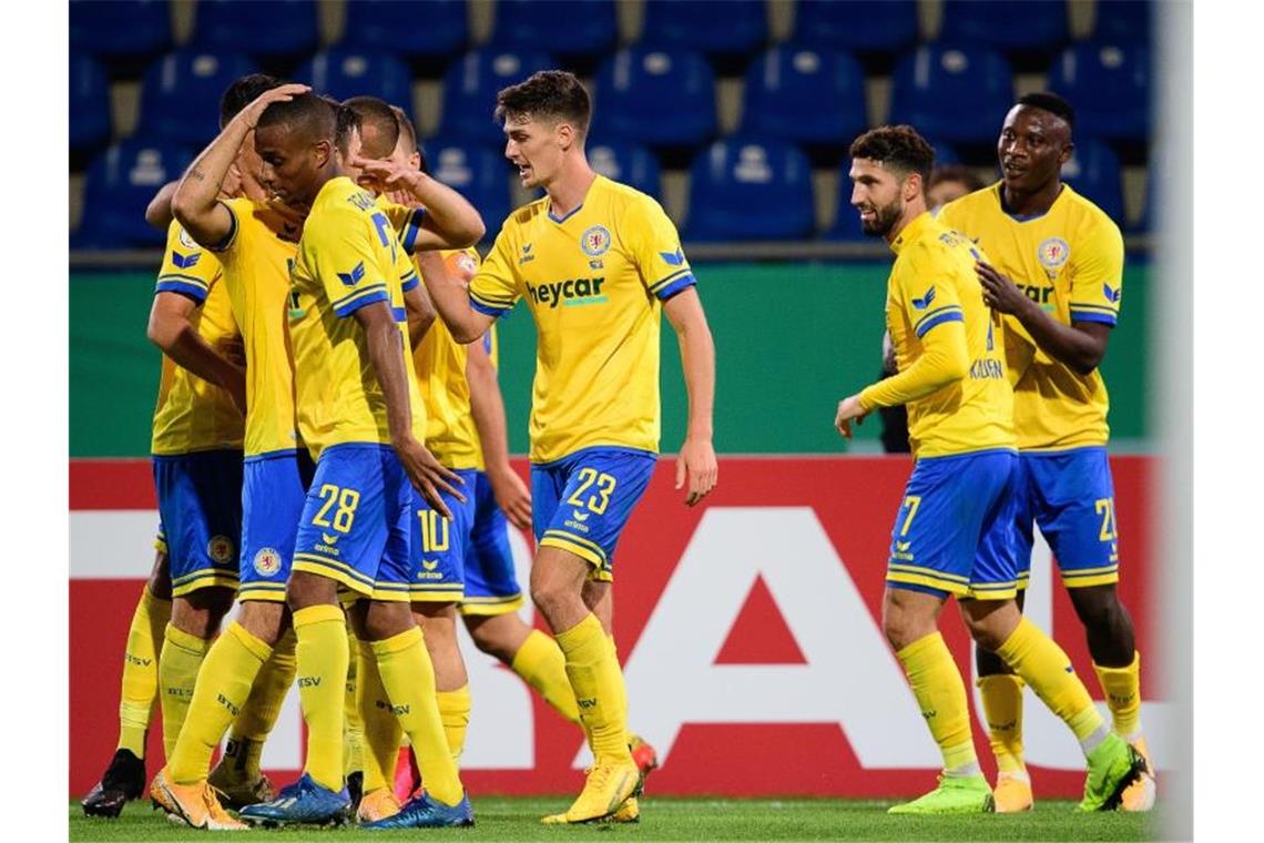 Die Spieler von Eintracht Braunschweig feiern das Tor zum 5:3 gegen Hertha BSC. Foto: Swen Pförtner/dpa