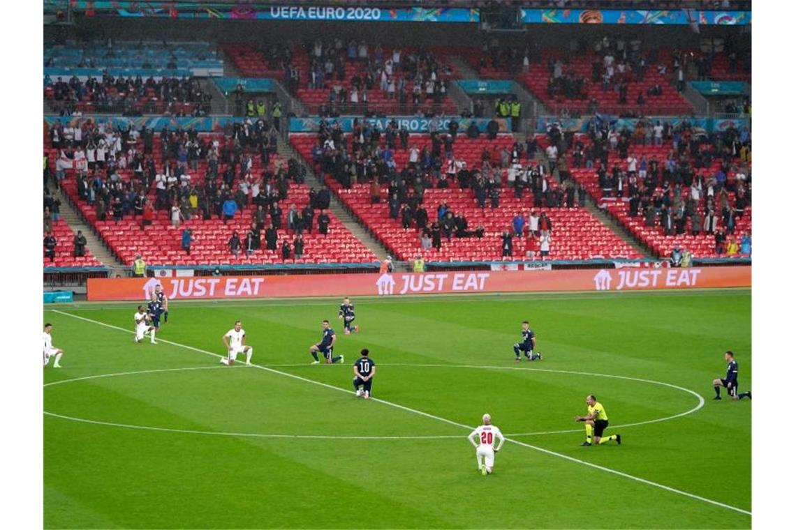 Die Spieler von England und Schottland knien vor der Partie im Wembley-Stadion. Foto: Mike Egerton/PA Wire/dpa